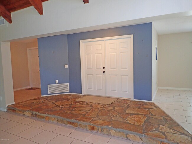Building Photo - 525 Hidden Creek Dr
