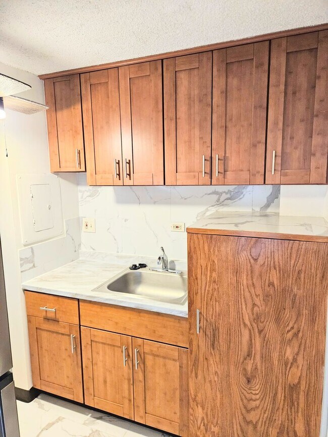 Building Photo - Maikiki Studio, 1 Parking Condominium in the Luna-Liho Towers Close to Punahou School