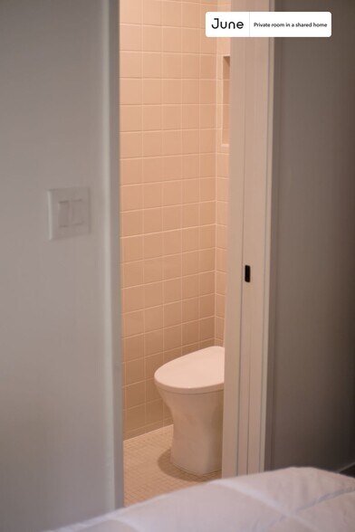 Building Photo - Private bedroom in 4 bed/4 bath Home