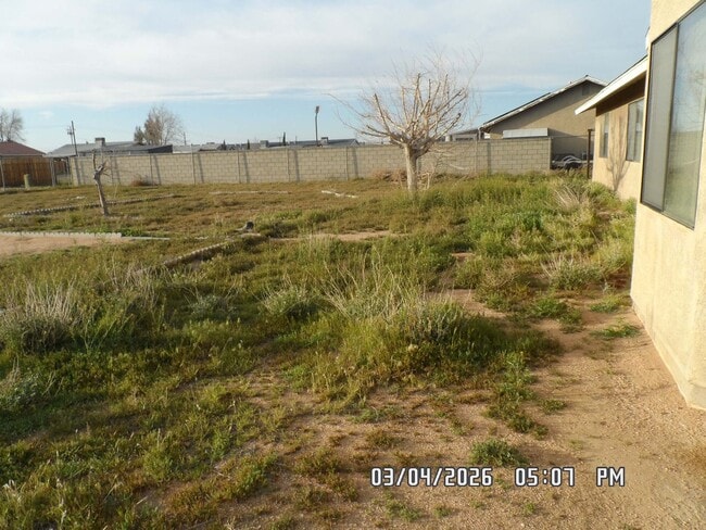 Building Photo - 3 Bedrooms, 1.75 Bathrooms, 2 Car Garage, Fully Fenced, Central Air & Heat, Large Lot, Wood Flooring