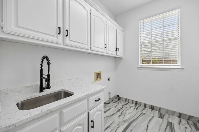 Building Photo - 3301 Queensbury Way W