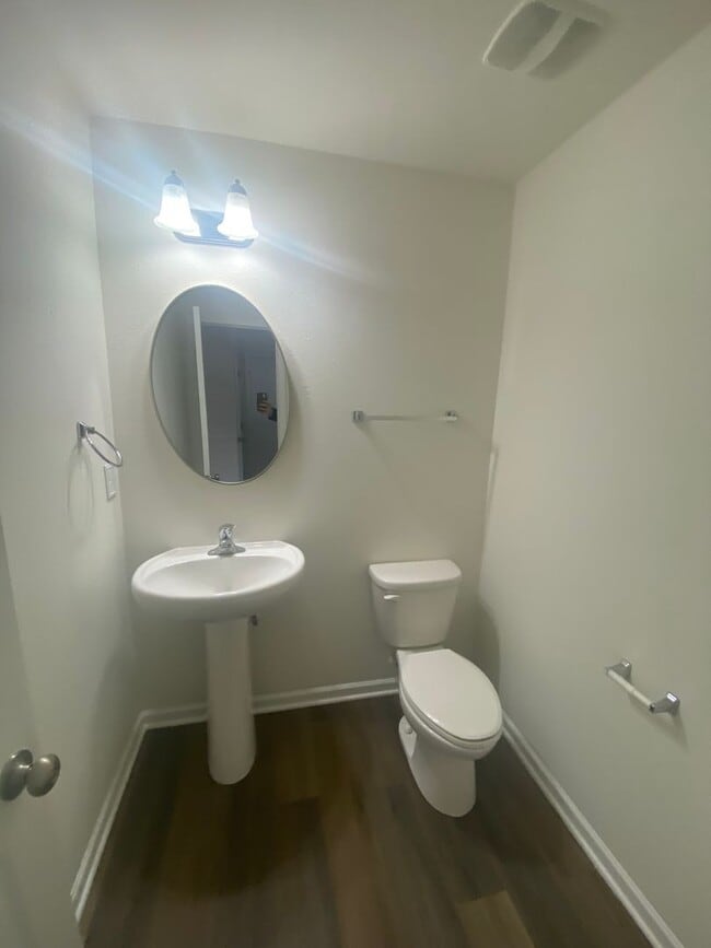 Building Photo - Large Four Bedroom Home In North Charlotte