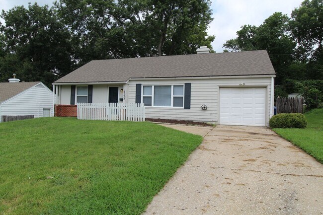 Building Photo - August FREE On This 3 Bedroom 1 Bath Home In Prairie Village