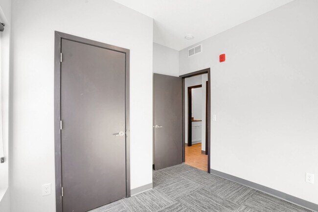 Building Photo - Spacious Brand New 8 Bed + 4 Bath near U of M!