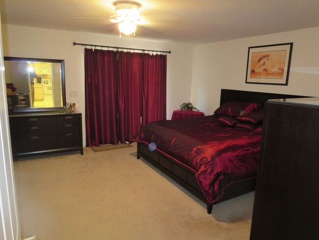 Building Photo - Spacious 2-Level Townhouse