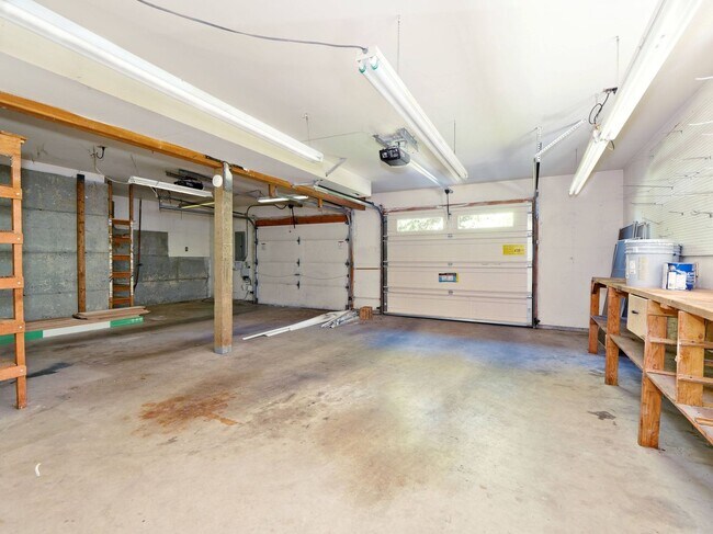 Building Photo - 721 Crown Dr