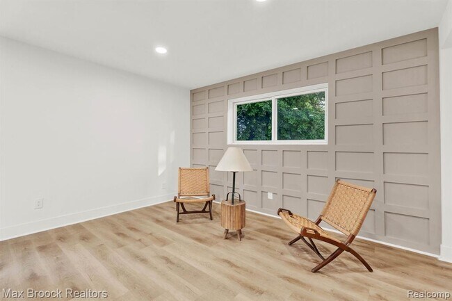 Building Photo - 7011 White Pine Dr