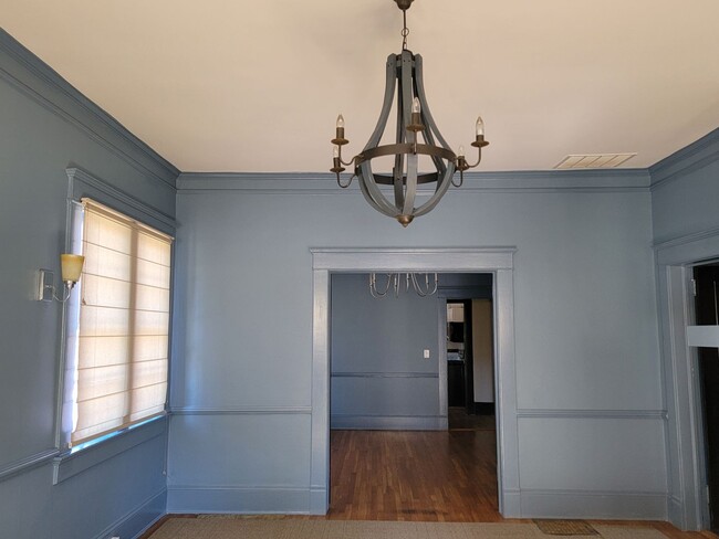 Building Photo - 10ft Ceilings - Chandeliers - Linen Gold S...