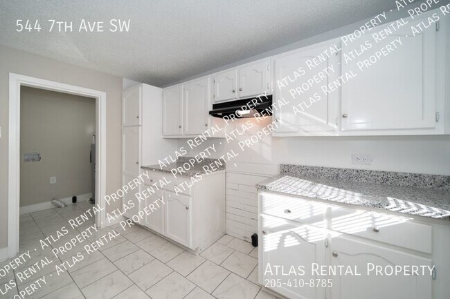 Building Photo - 544 7th Ave SW