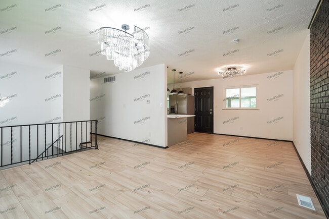 Building Photo - 5548 Roche Dr