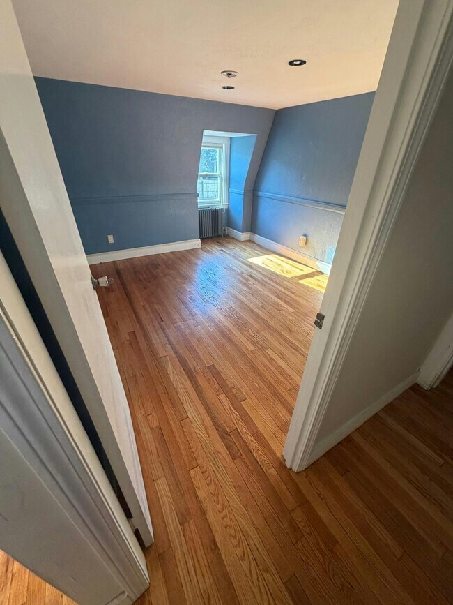 Building Photo - 1002 Main St