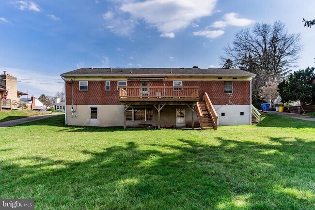 Building Photo - 213 Sunset Dr