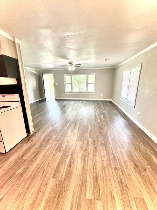 Building Photo - 1014 Cherry--Move In Ready!