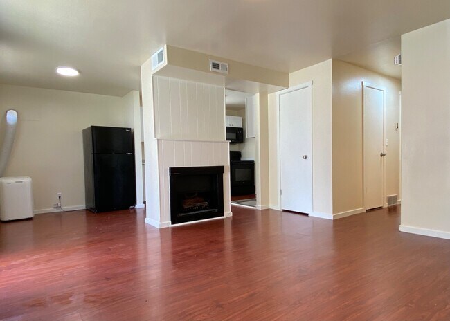 Building Photo - 817 W Heather Ln