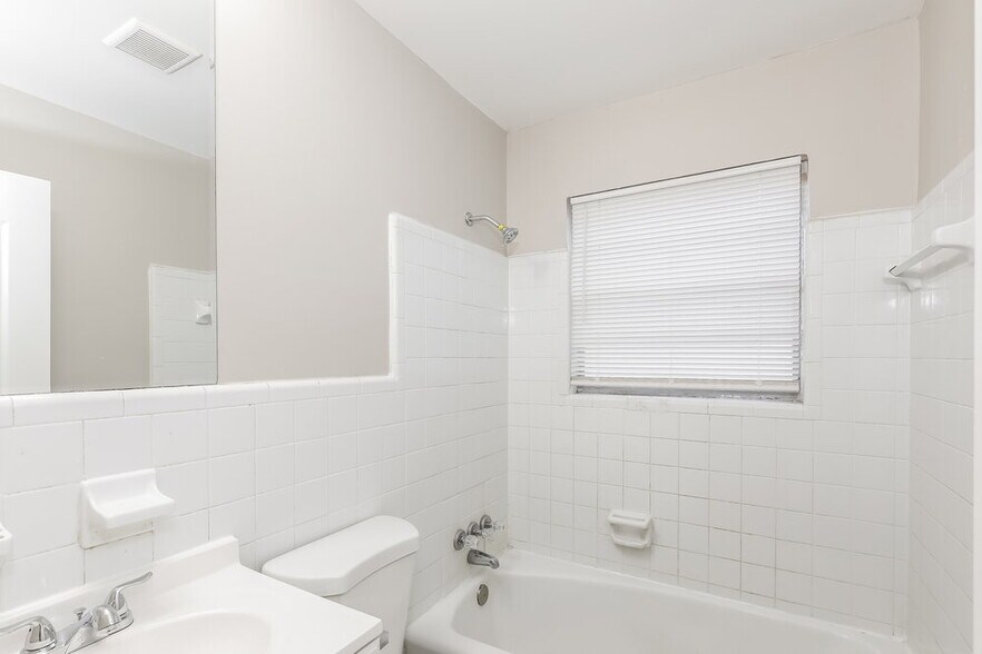 Building Photo - 820 Oakdale Dr