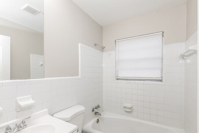 Building Photo - 820 Oakdale Dr