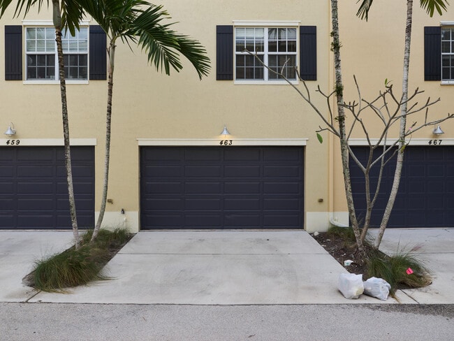 Building Photo - 463 School House Rd