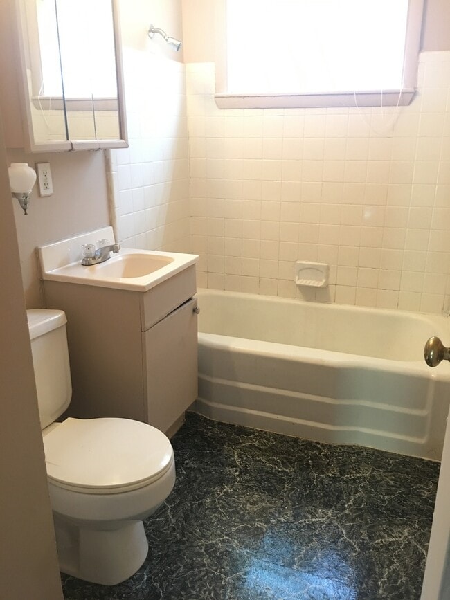 Building Photo - 3 bedroom + Bonus room/Bedroom and 1 bath ...