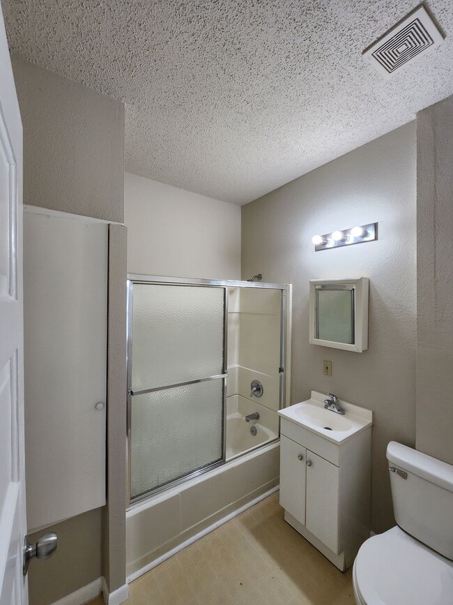 Building Photo - 2 Bedroom 1 Bathroom Fresh Carpet