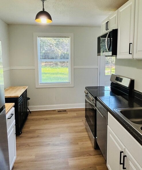 Building Photo - 1615 Engle Dr