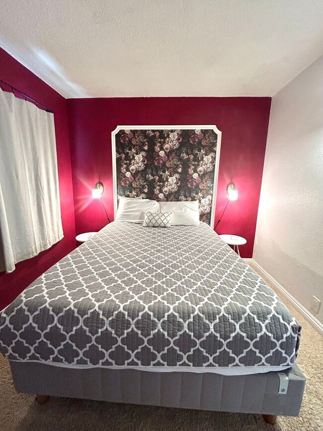 Building Photo - 4 Bedroom 2 Bathroom Home in Quiet Neighborhood