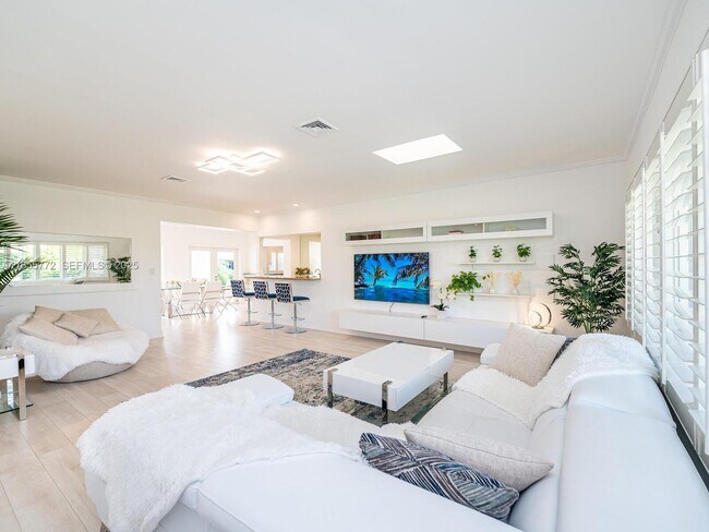 Building Photo - 2118 NE 15th St