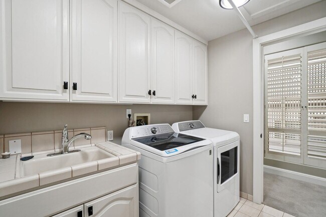 Building Photo - 651 Manresa Ln