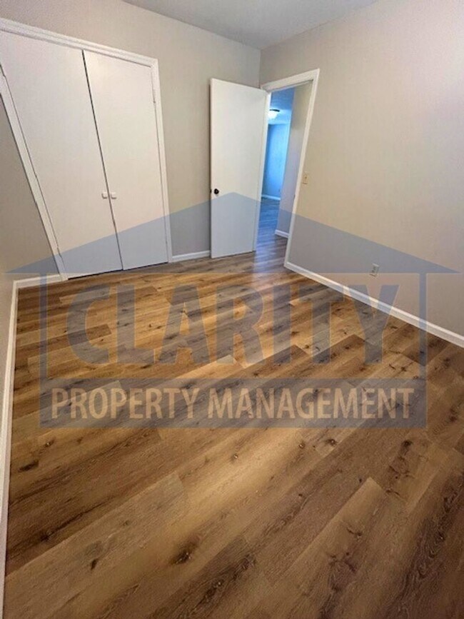 Building Photo - 3014/3016 Blue Springs Rd