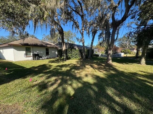 Building Photo - Must see spacious 4/2 home in beautiful We...