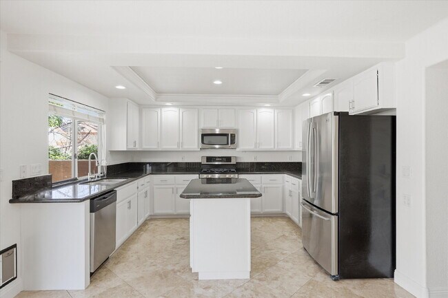 Building Photo - Exquisite 5-bed, 3-bath home w/ spacious 3-car garage offers luxurious living & effortless entert...