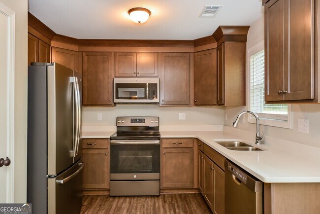 Building Photo - 320 Woodland Ridge Cir