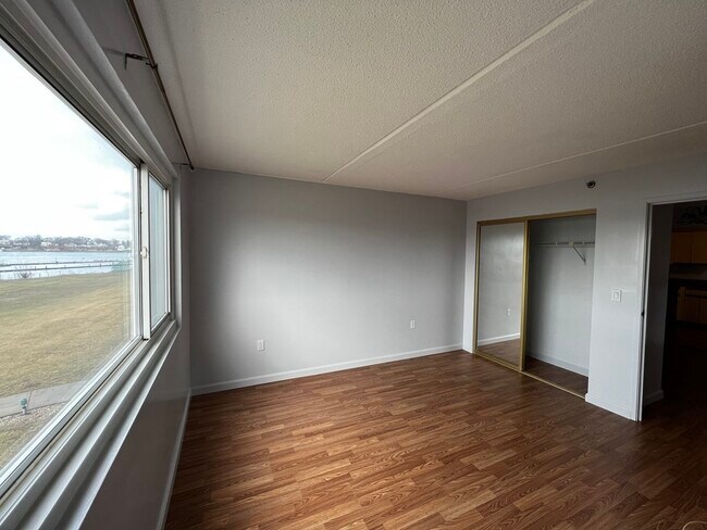 Building Photo - 200 Cove Way