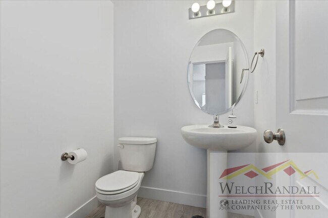 Building Photo - Townhome with Style and Space Close to Dow...