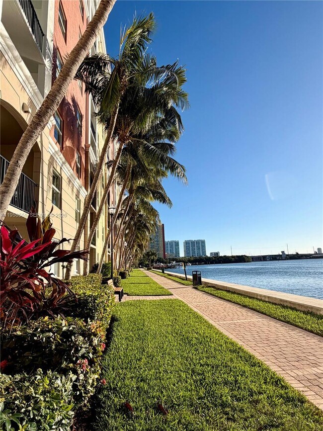 Building Photo - 17150 N Bay Rd