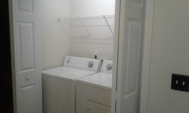 Building Photo - Lovely Townhome in Southeast Columbia