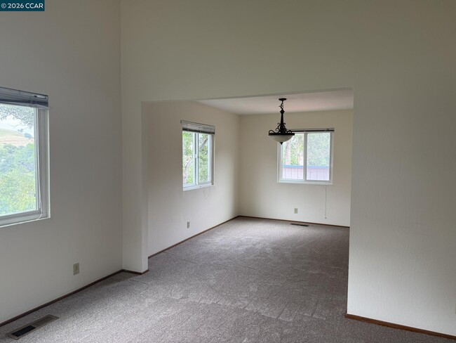 Building Photo - 585 Mt Dell Dr