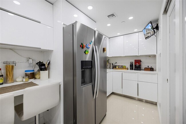 Building Photo - 3200 Collins Ave