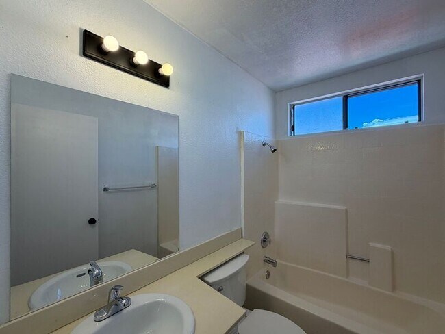 Building Photo - 720 Valley Crest Dr