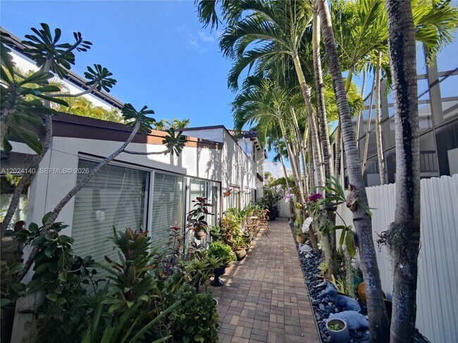 Building Photo - 1823 S Bayshore Ln