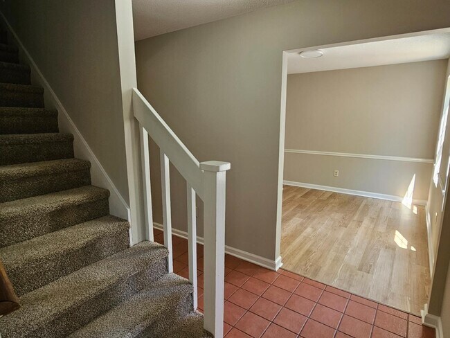 Building Photo - 119 Maple Creek Dr