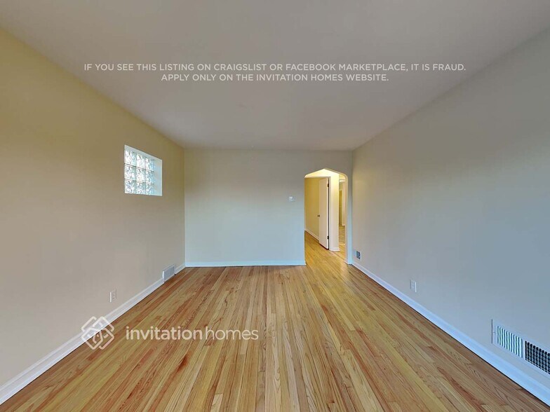 Building Photo - 9024 S Albany Ave