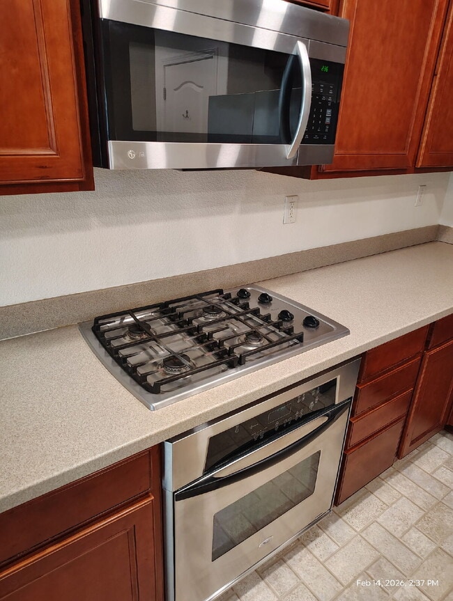 Building Photo - Bonus Office/Den, New Flooring, New Appliance, White Plantation Shutters throughout, Landscaped y...