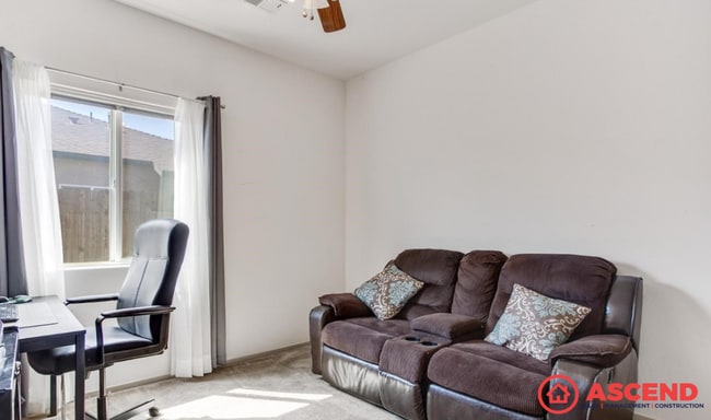 Building Photo - Charming 4 Bedroom Home!