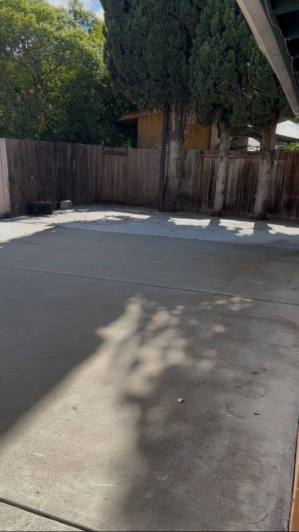 Building Photo - BEAUTIFUL CUL-DE-SAC HOME WITH LARGE PRIVA...