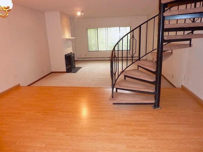 Building Photo - Huge Two Bedroom On the Creek in South Anchorage