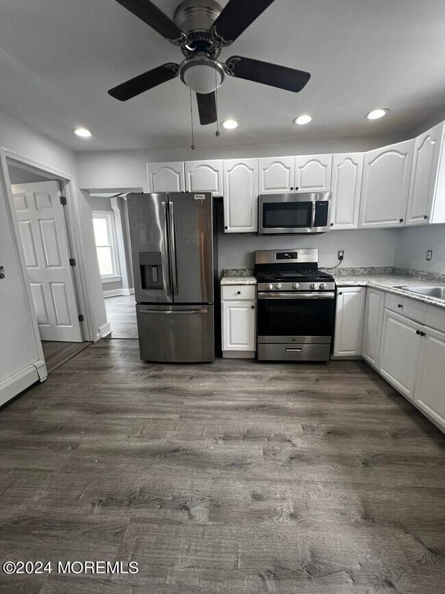 Building Photo - 615 2nd Ave