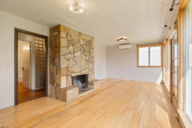 Building Photo - Quaint, inviting 4-bdrm/2-bath home in Cloverdale. Serene living, huge yard, covered patio