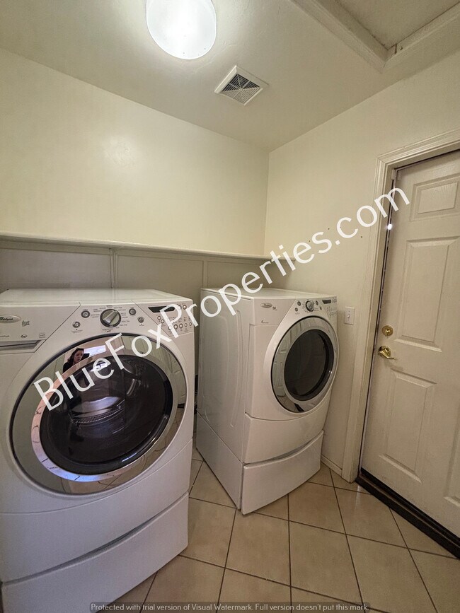 Building Photo - 7135 S Oakbank Dr