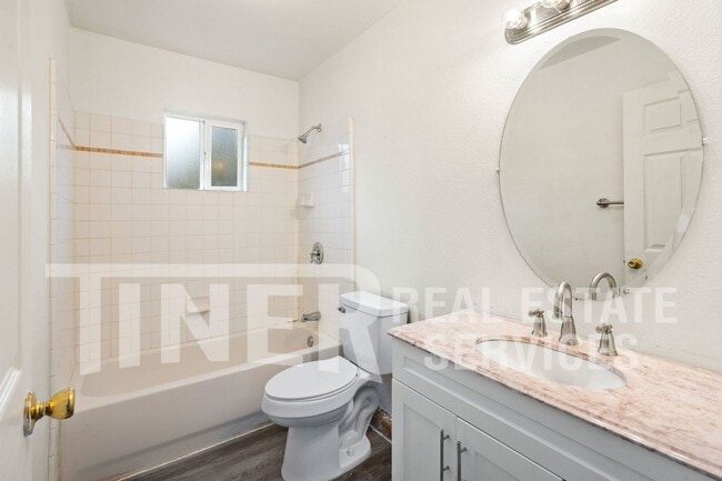 Building Photo - 2922 Walnut Ave