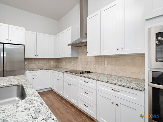 Building Photo - 530 Carriage House